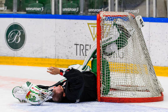 Målvakt Johan Gustafsson blir liggande