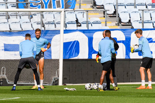 Johan Dahlin, goalkeeper warm up
