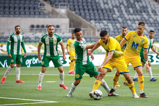 Mohanad Jeahze of Hammarby and Zsolt Nagy of Puskas
