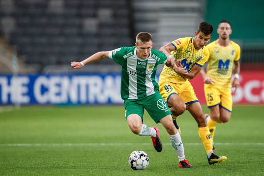 Aron Johansson of Hammarby and Laszlo Deutsch of Puskas