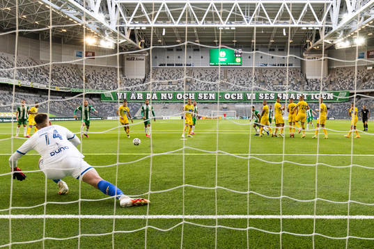 Darijan Bojanic of Hammarby with a free kick against