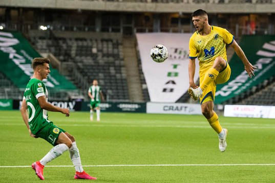 Alexander Kacaniklic of Hammarby and Hadzhiev of Puskas