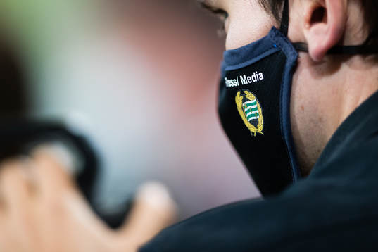 A person with a face mask with the Hammarby logo