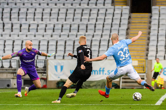 Jo Inge Berget of Malmö FF score 1-0