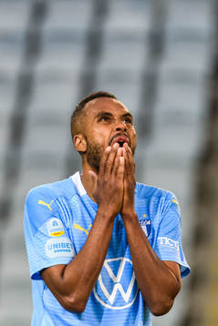 Isaac Kiese Thelin of Malmö FF looks dejected