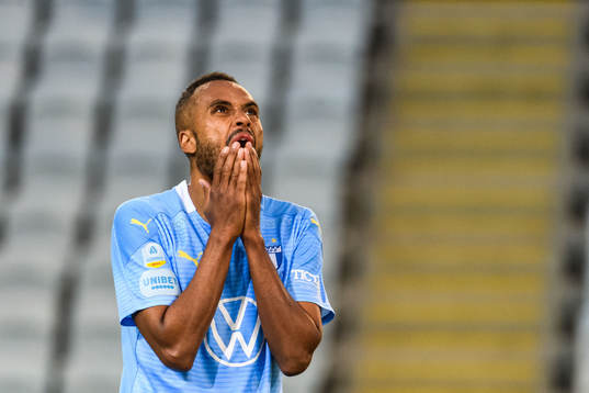 Isaac Kiese Thelin of Malmö FF looks dejected