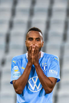 Isaac Kiese Thelin of Malmö FF looks dejected