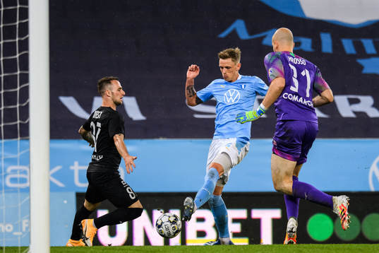 Sören Rieks of Malmö FF against goalkeeper Lukas Hrosso