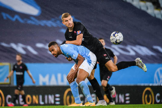 Isaac Kiese Thelin of Malmö FF and Michal Helik of Cracovia