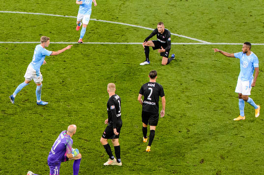Sören Rieks celebrates with Isaac Kiese Thelin