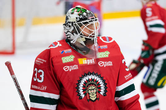 Frölundas målvakt Johan Mattsson på uppvärmningen innan