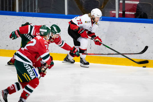 Malmö Redhawks Nicolai Meyer före Frölundas Filip