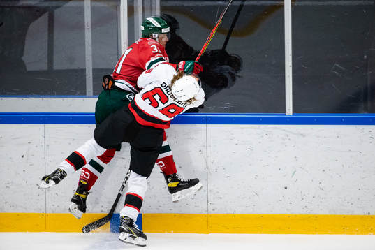 Frölundas Nicklas Lasu tacklar Malmö Redhawks Adam