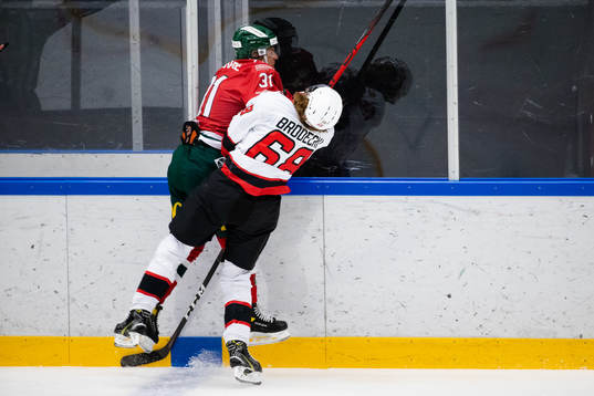 Frölundas Nicklas Lasu tacklar Malmö Redhawks Adam