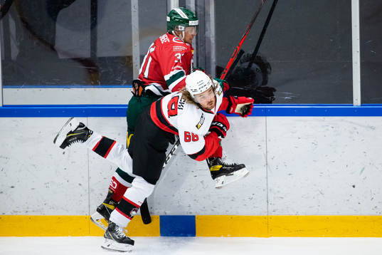 Frölundas Nicklas Lasu tacklar Malmö Redhawks Adam