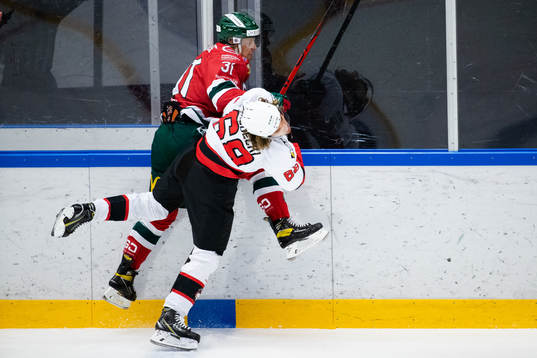 Frölundas Nicklas Lasu tacklar Malmö Redhawks Adam