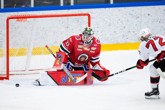 Frölundas målvakt Johan Mattsson räddar skott från