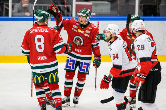 Frölundas Joel Mustonen jublar med lagkamrater