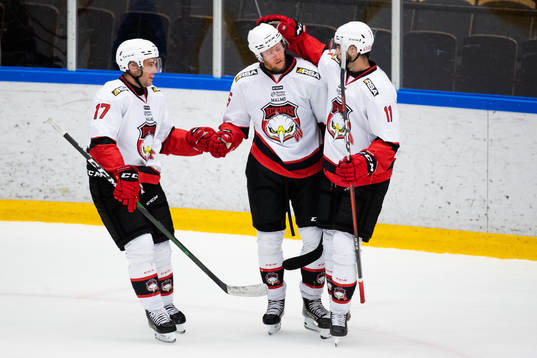 Malmö Redhawks Carl Persson jublar med Pathrik Westerholm