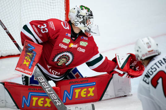 Frölundas målvakt Johan Mattsson räddar ett skott