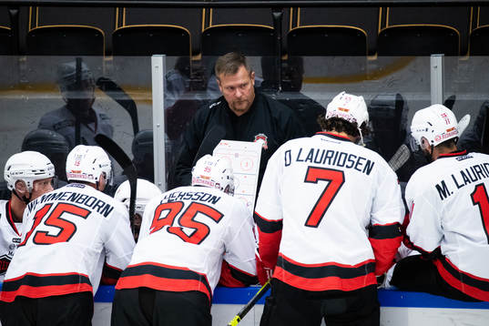 Malmö Redhawks tränare Joakim Fagervall  instruerar sitt