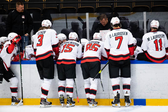 Malmö Redhawks tränare Joakim Fagervall  instruerar sitt