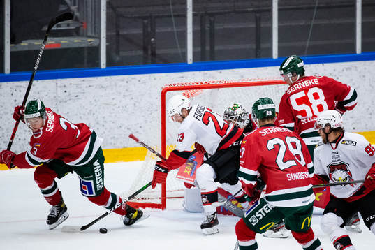 Malmö Redhawks Christoffer Forsberg med en chans framför