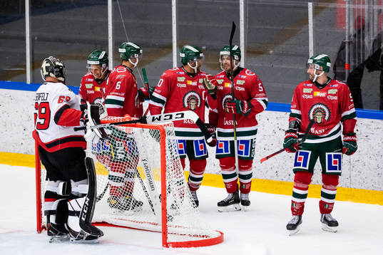 Frölundas Max Friberg jublar med lagkamrater