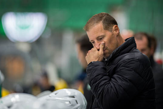 Rögles tränare Cam Abbott deppar