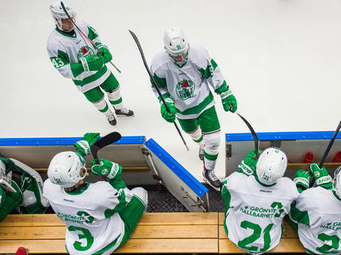 Rögles Olli Palolaoch Adam Tambellini gör ett byte