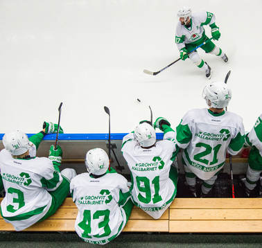 Rögles Taylor Matson med pucken framför eget bås