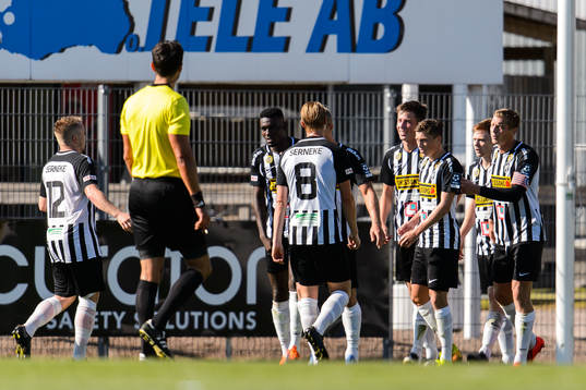 Landskronas Filip Olsson jublar med lagkamrater