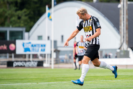 Landskronas Linus Olsson jublar