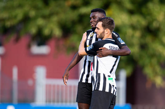 Landskronas Patrick Nwadike och Alexander Tkacz jublar