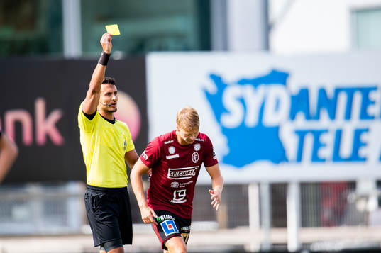 Assyriska Oscar Fritzson varnas av domaren Ali Aganovic