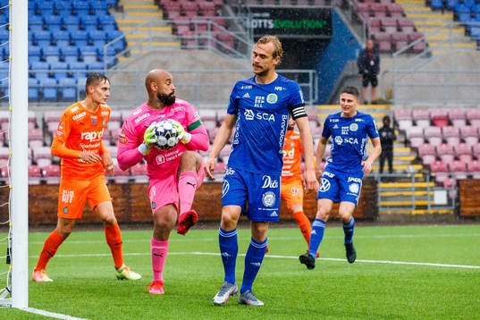 AFC Eskilstunas målvakt Joshua Wicks tar hand om bollen