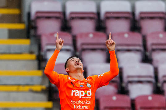 AFC Eskilstunas Adam Larsson jublar