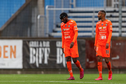 AFC Eskilstunas Chidi Dauda Omeje och Ferid Ali deppar