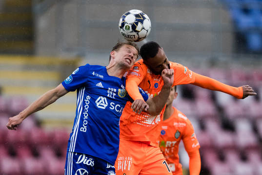 Sundsvalls Johan Blomberg i en nickduell med AFC