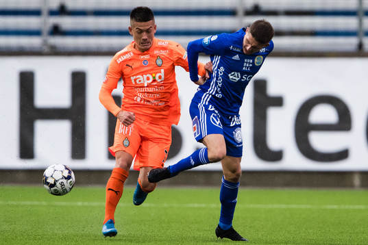 AFC Eskilstunas Adam Larsson i kamp om bollen med