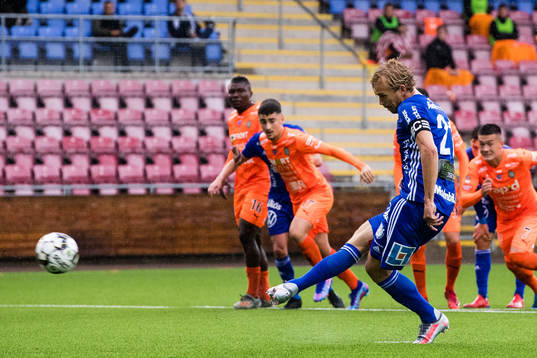 Sundsvalls Pontus Engblom slår en straff