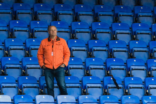 AFC Eskilstunas ordförande Alex Ryssholm följer spelet