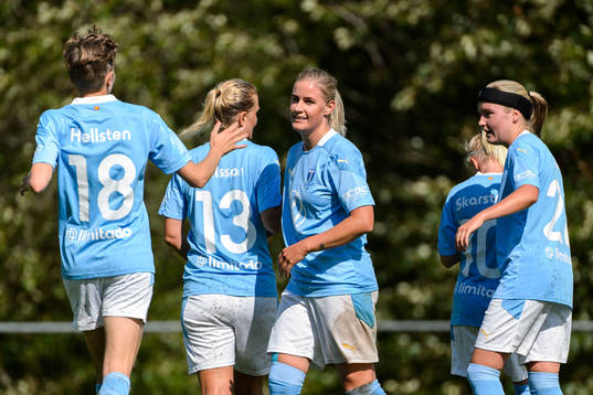 Malmö FFs Emelie Erlandsson jublar med lagkamrater