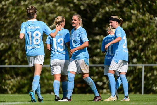 Malmö FFs Emelie Erlandsson jublar med lagkamrater