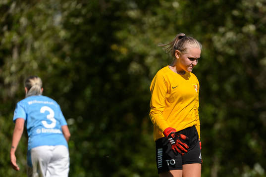 Klågerups målvakt Tova Olsson (th) deppar