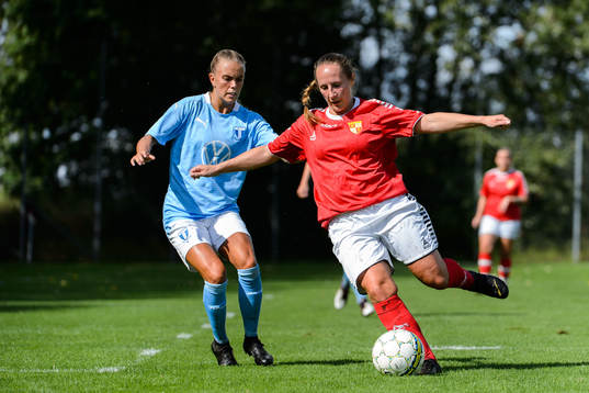 Malmö FFs Elin Björklund och Klågerups Erica Kozma