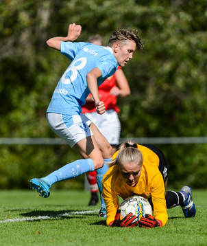 Klågerups målvakt Tova Olsson och Malmö FFsAnna Hellsten