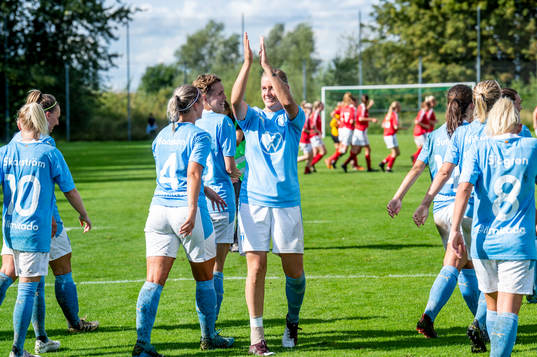 Malmö FFs Emelie Erlandsson jublar med lagkamraterna