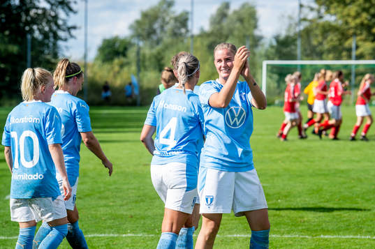 Malmö FFs Emelie Erlandsson jublar med lagkamraterna