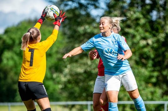 Klågerups målvakt Tova Olsson och Anna Collin mot Malmö